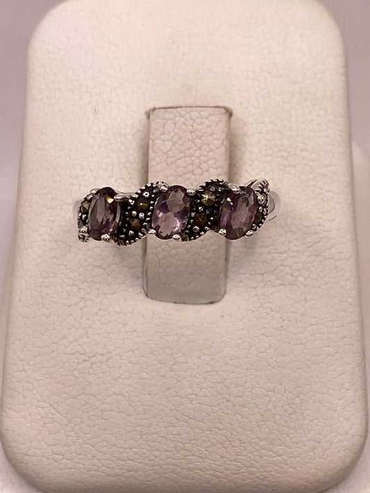 Anillo Vintage con Marquesitas y Zirconias Moradas en Plata Ley 925 en báscula mostrando peso