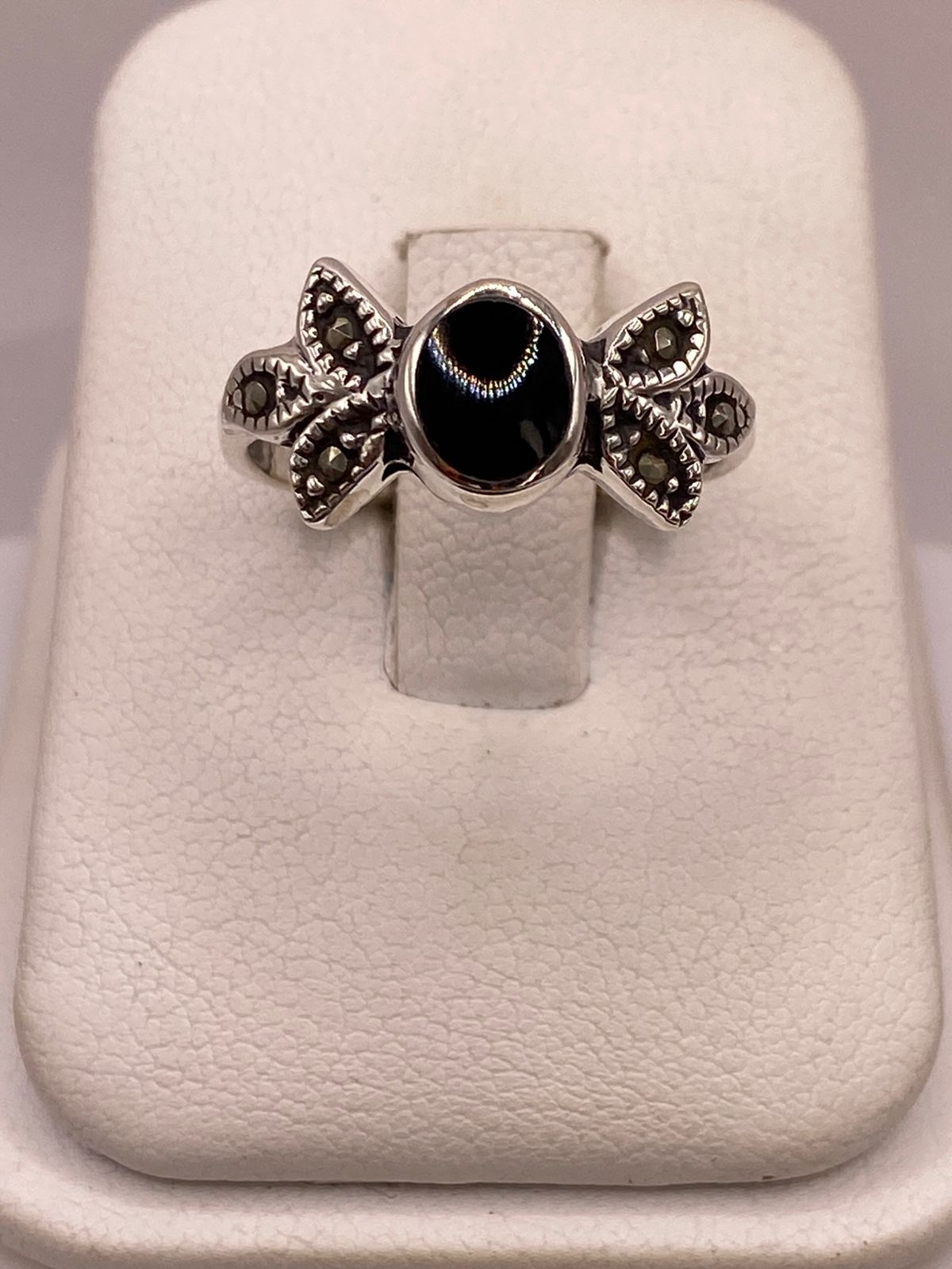 Anillo Vintage con Piedra Negra y Marquesitas en Plata Ley 925 en báscula mostrando peso