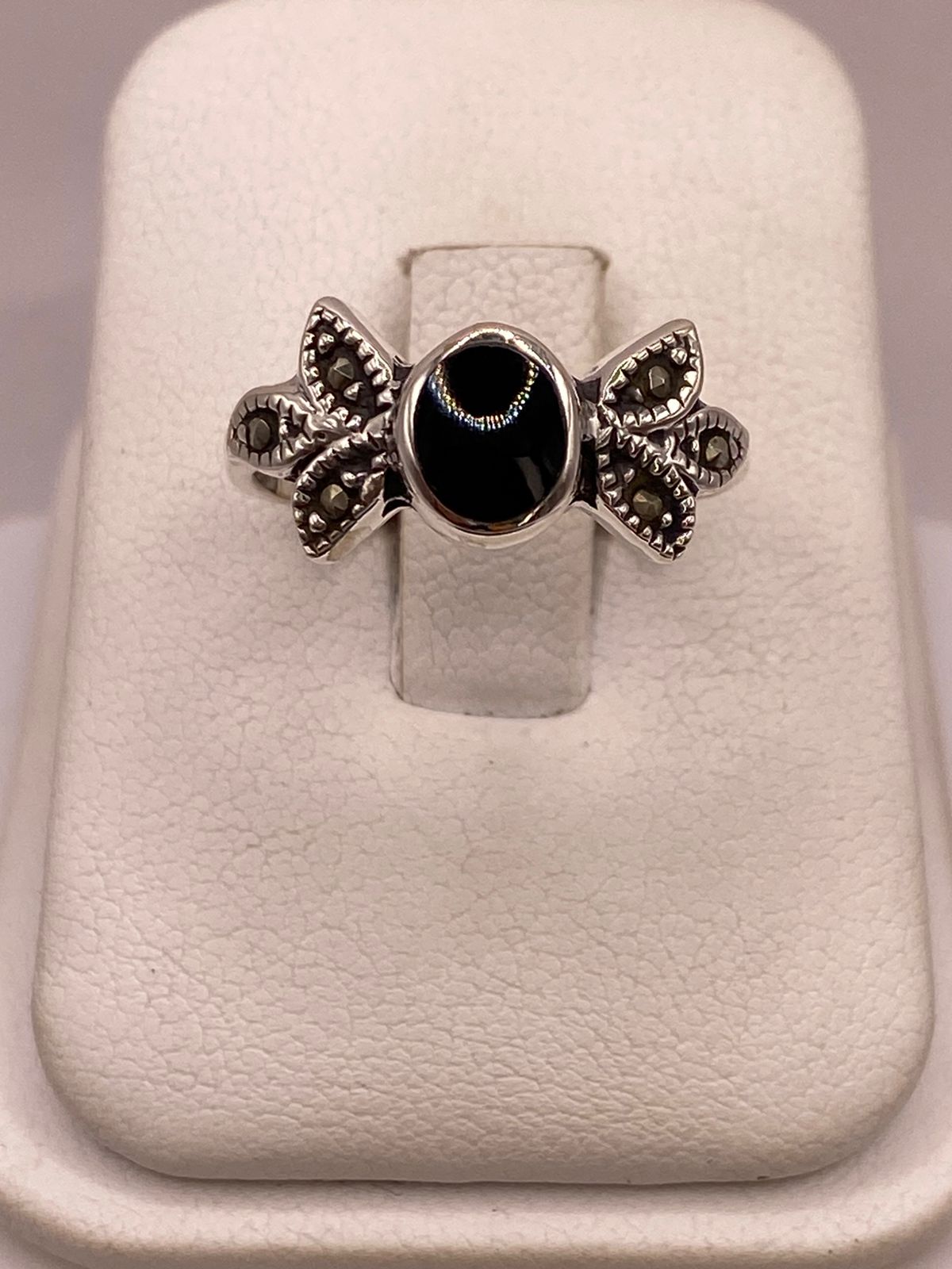 Anillo Vintage con Piedra Negra y Marquesitas en Plata Ley 925, vista frontal