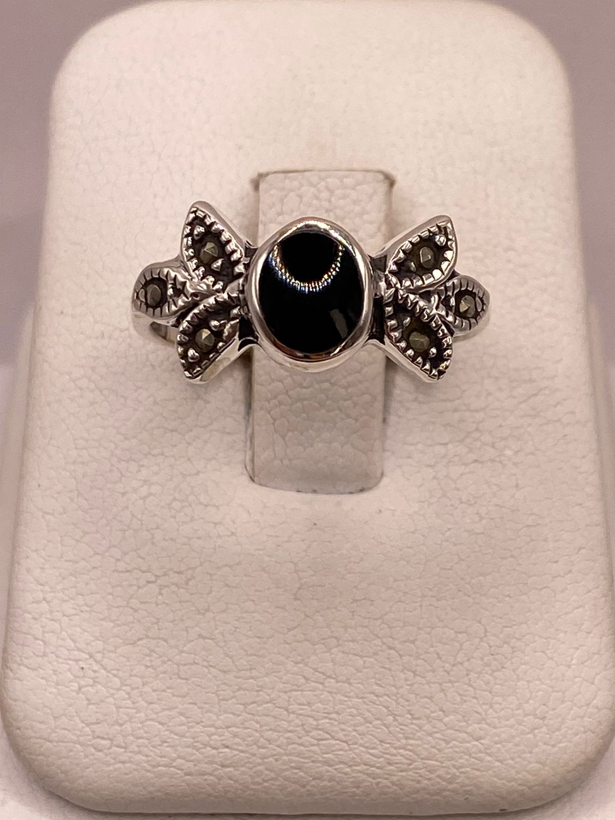 Anillo Vintage con Piedra Negra y Marquesitas en Plata Ley 925, vista de detalle