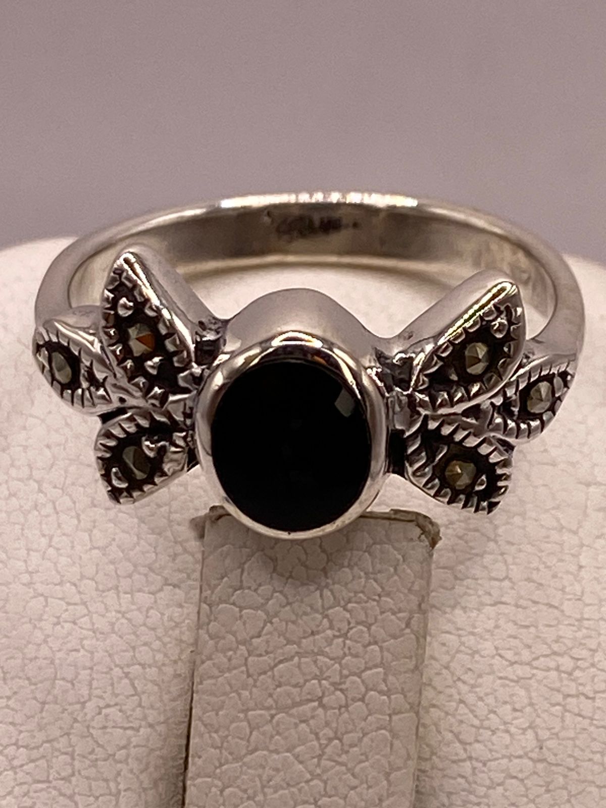 Anillo Vintage con Piedra Negra y Marquesitas en Plata Ley 925, sello de autenticidad Plata Ley .925