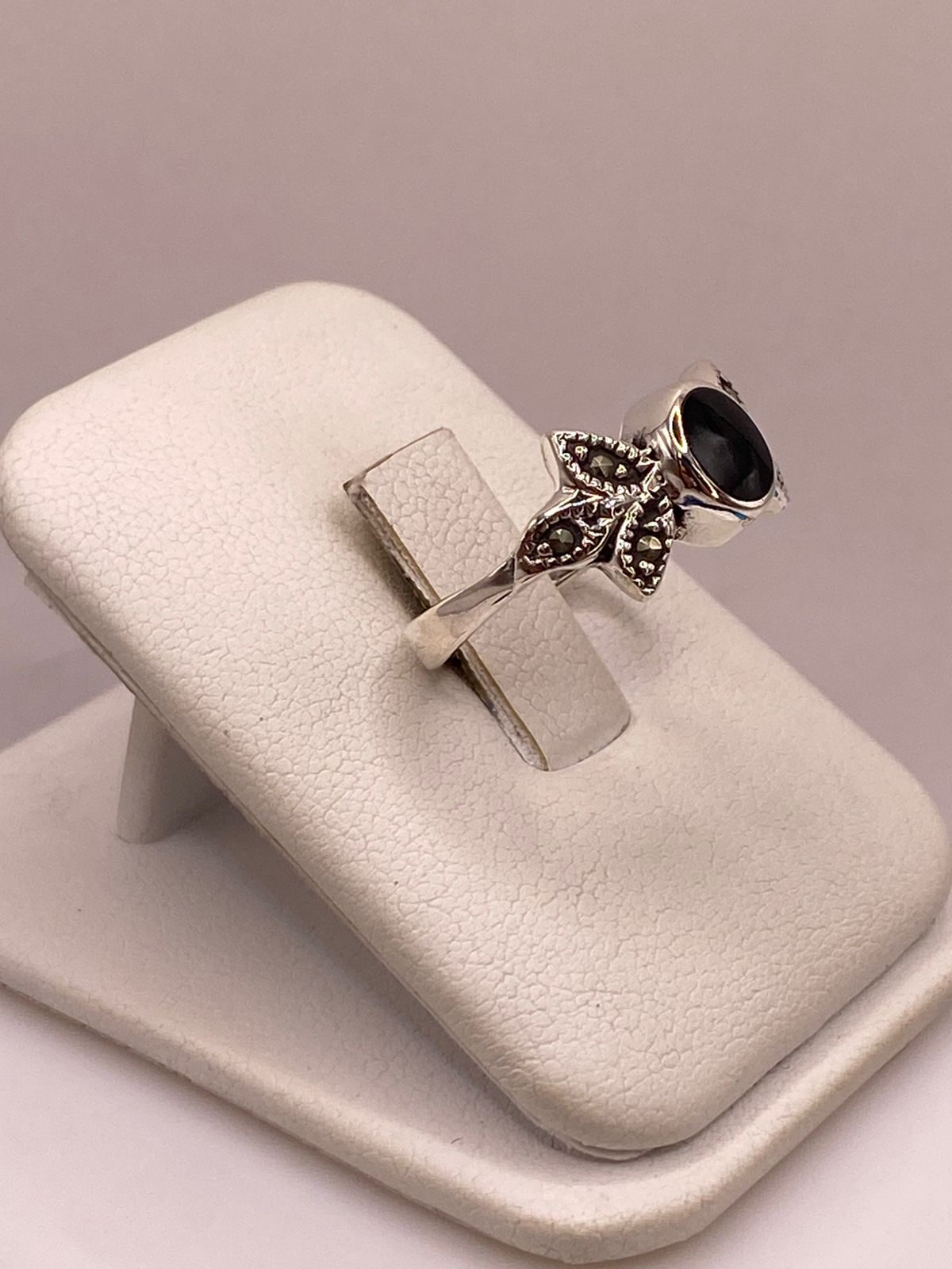 Anillo Vintage con Piedra Negra y Marquesitas en Plata Ley 925, vista lateral