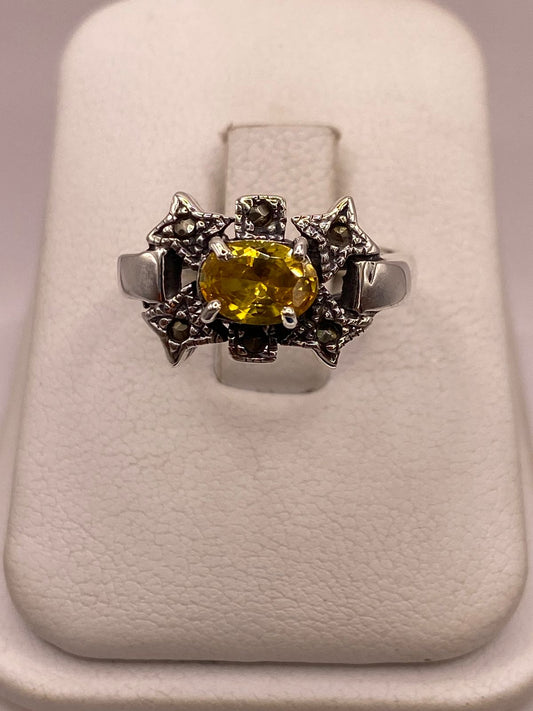 Anillo Vintage con Zirconia Amarilla y Marquesitas en Plata Ley 925 — detalle de acabado