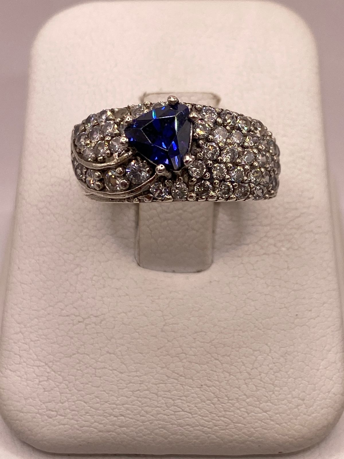 Anillo Vintage con Zirconia Azul y Detalles Brillantes en Plata Ley 925, vista frontal