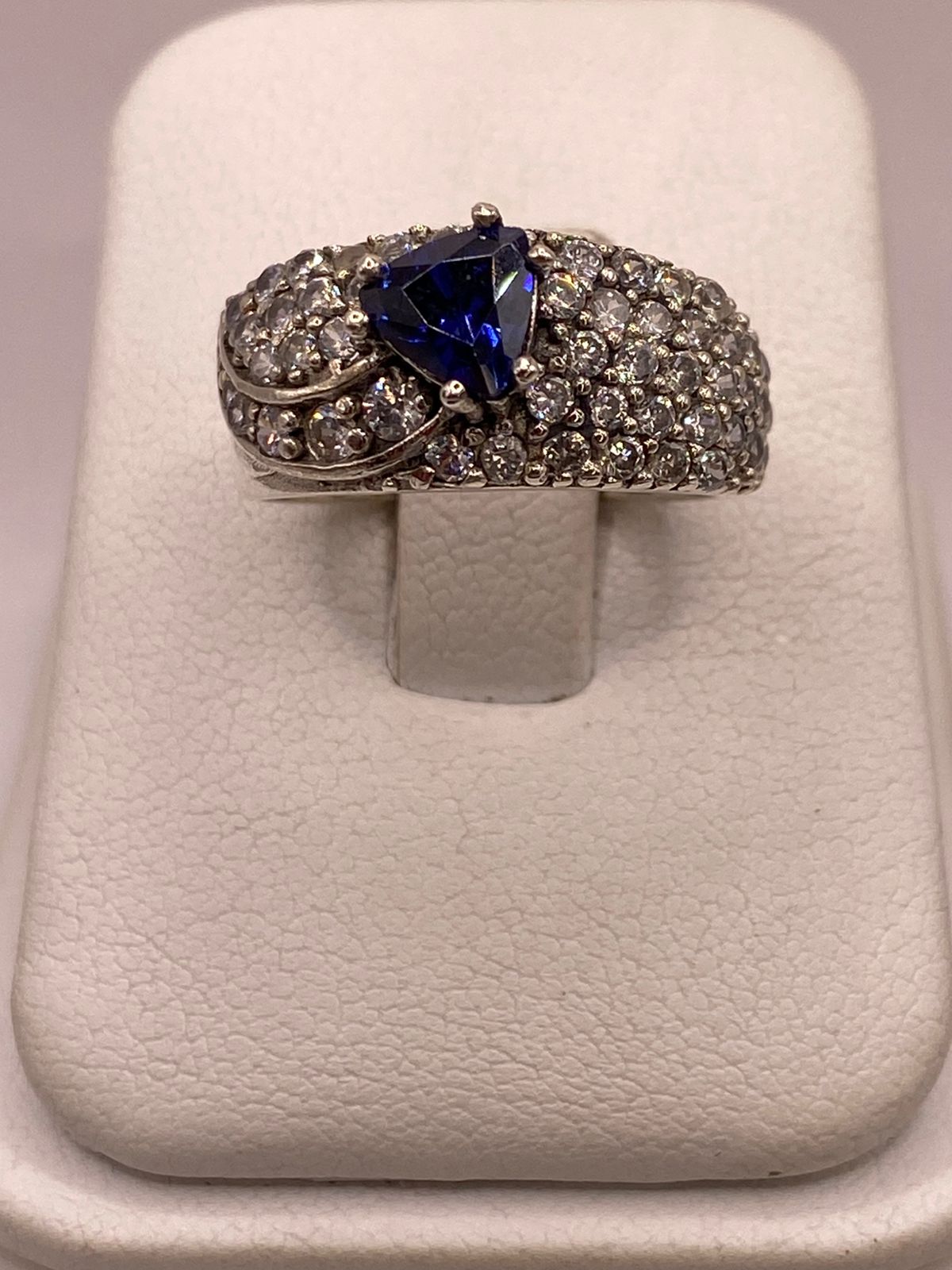 Anillo Vintage con Zirconia Azul y Detalles Brillantes en Plata Ley 925 — ángulo diagonal