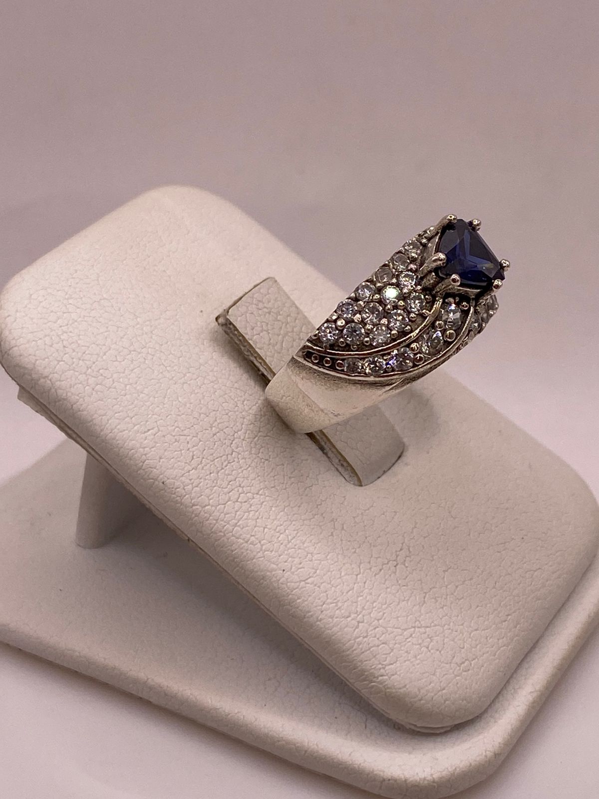 Anillo Vintage con Zirconia Azul y Detalles Brillantes en Plata Ley 925, vista lateral