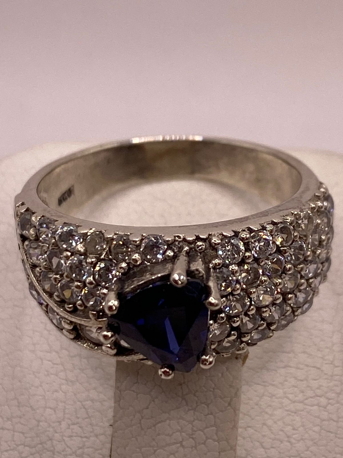 Anillo Vintage con Zirconia Azul y Detalles Brillantes en Plata Ley 925, sello de autenticidad Plata Ley .925