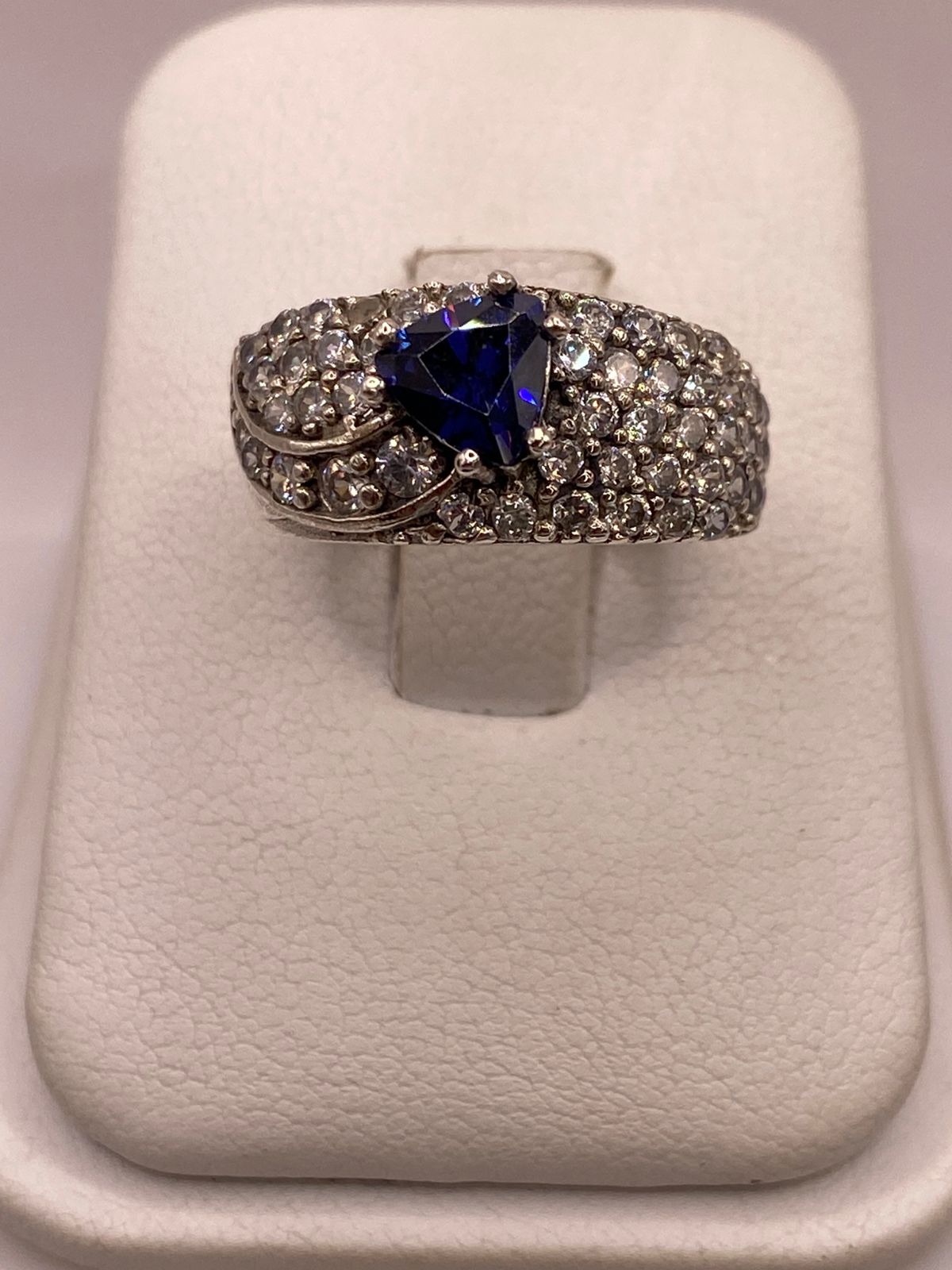 Anillo Vintage con Zirconia Azul y Detalles Brillantes en Plata Ley 925, vista de detalle