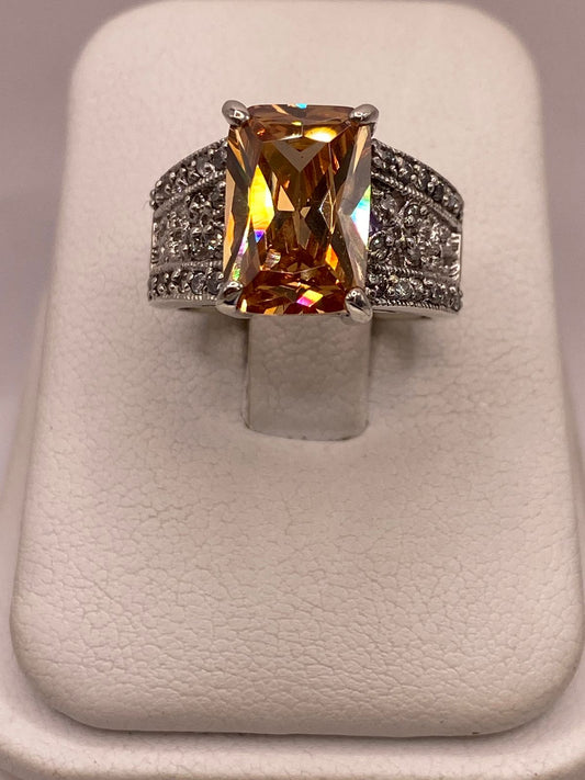 Anillo Vintage con Zirconia Color Champagne en Plata Ley 925 — ángulo diagonal