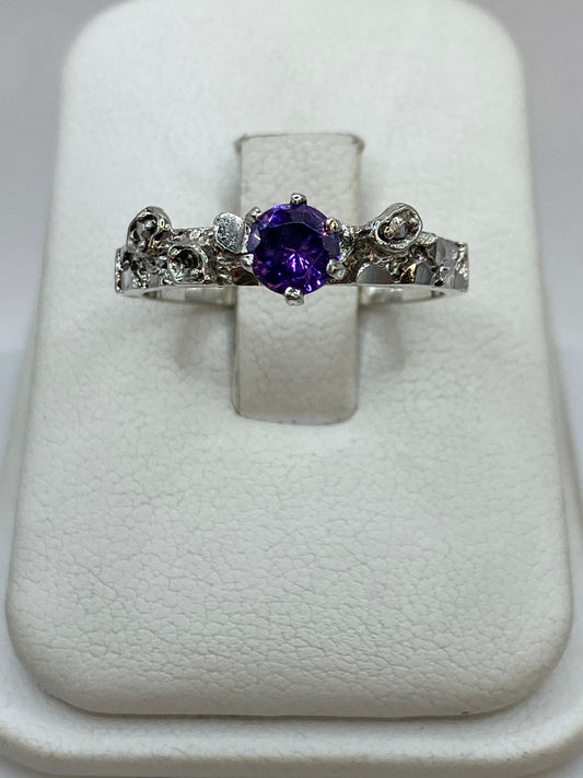 Anillo Vintage con Zirconia Color Morada en Plata 925 — detalle de acabado