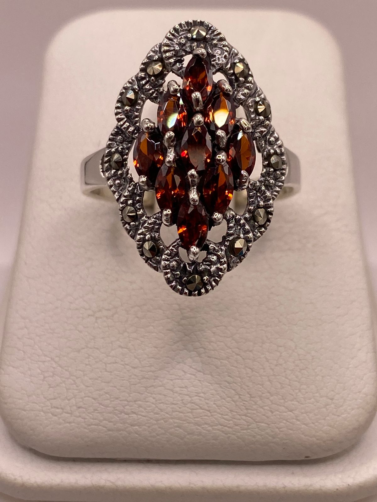 Anillo Vintage con Zirconia Naranja y Marquesitas en Plata Ley 925 en báscula mostrando peso