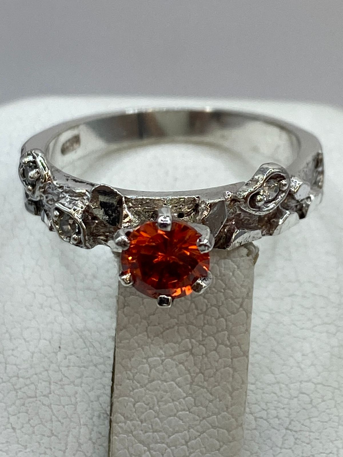 Anillo Vintage con Zirconia Naranja en Plata 925, sello de autenticidad Plata Ley .925