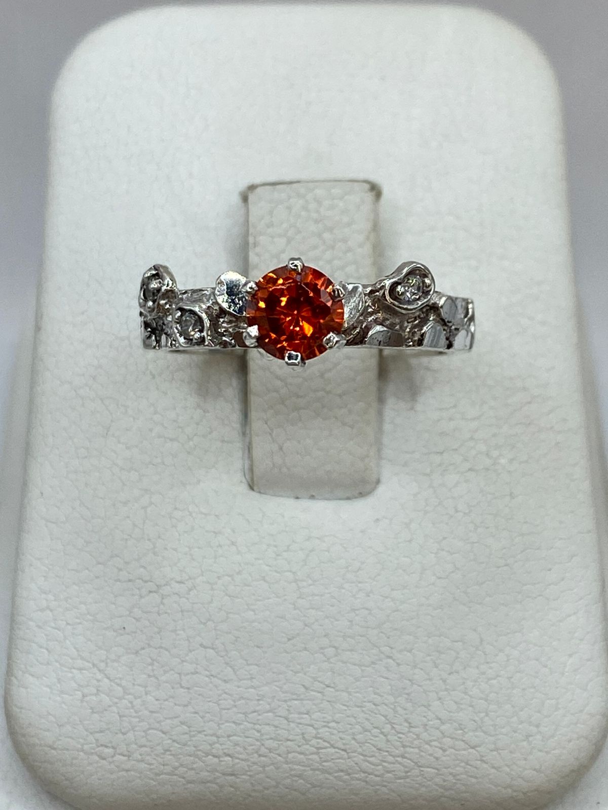 Anillo Vintage con Zirconia Naranja en Plata 925 — detalle de acabado