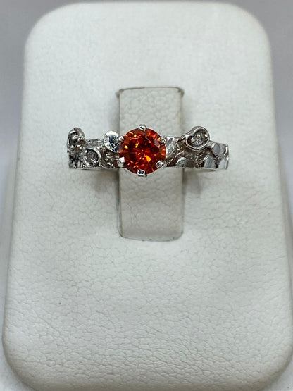Anillo Vintage con Zirconia Naranja en Plata 925 — detalle de acabado