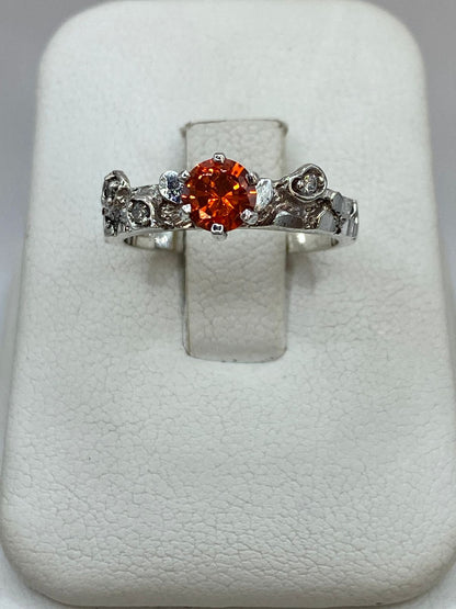 Anillo Vintage con Zirconia Naranja en Plata 925, vista de detalle