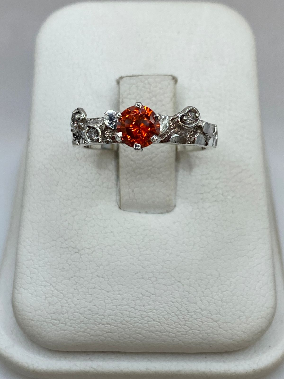 Anillo Vintage con Zirconia Naranja en Plata 925, vista frontal