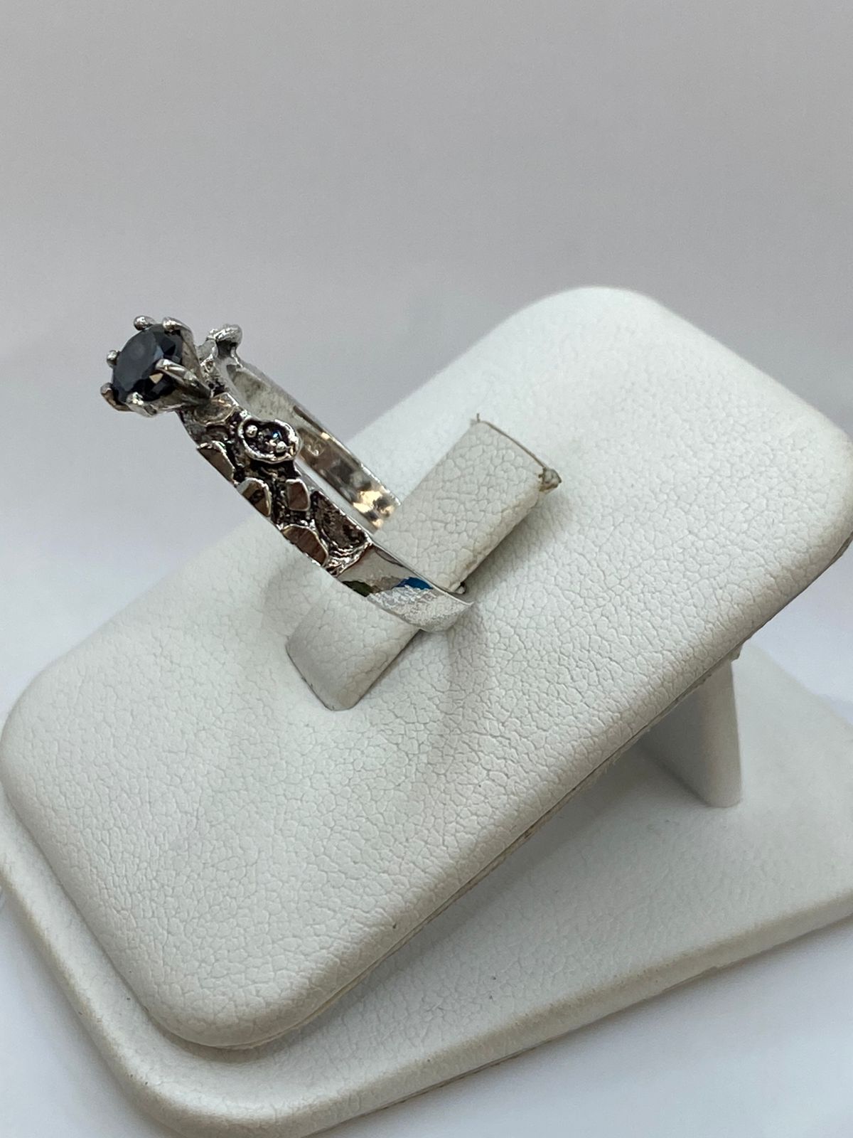 Anillo de Plata 925 con Circonia Negra — Vintage Artesanal Taxco, vista lateral
