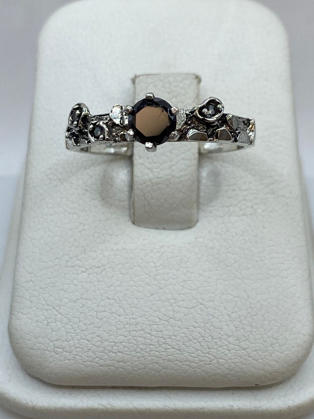Anillo de Plata 925 con Circonia Negra — Vintage Artesanal Taxco en báscula mostrando peso
