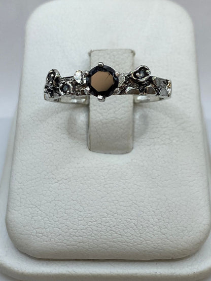 Anillo de Plata 925 con Circonia Negra — Vintage Artesanal Taxco en báscula mostrando peso