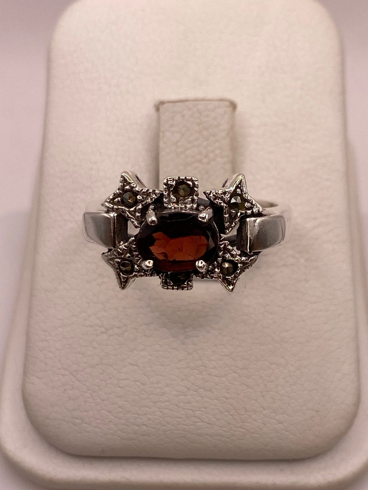 Anillo Vintage con Zirconia Roja y Marquesitas en Plata Ley 925, vista frontal