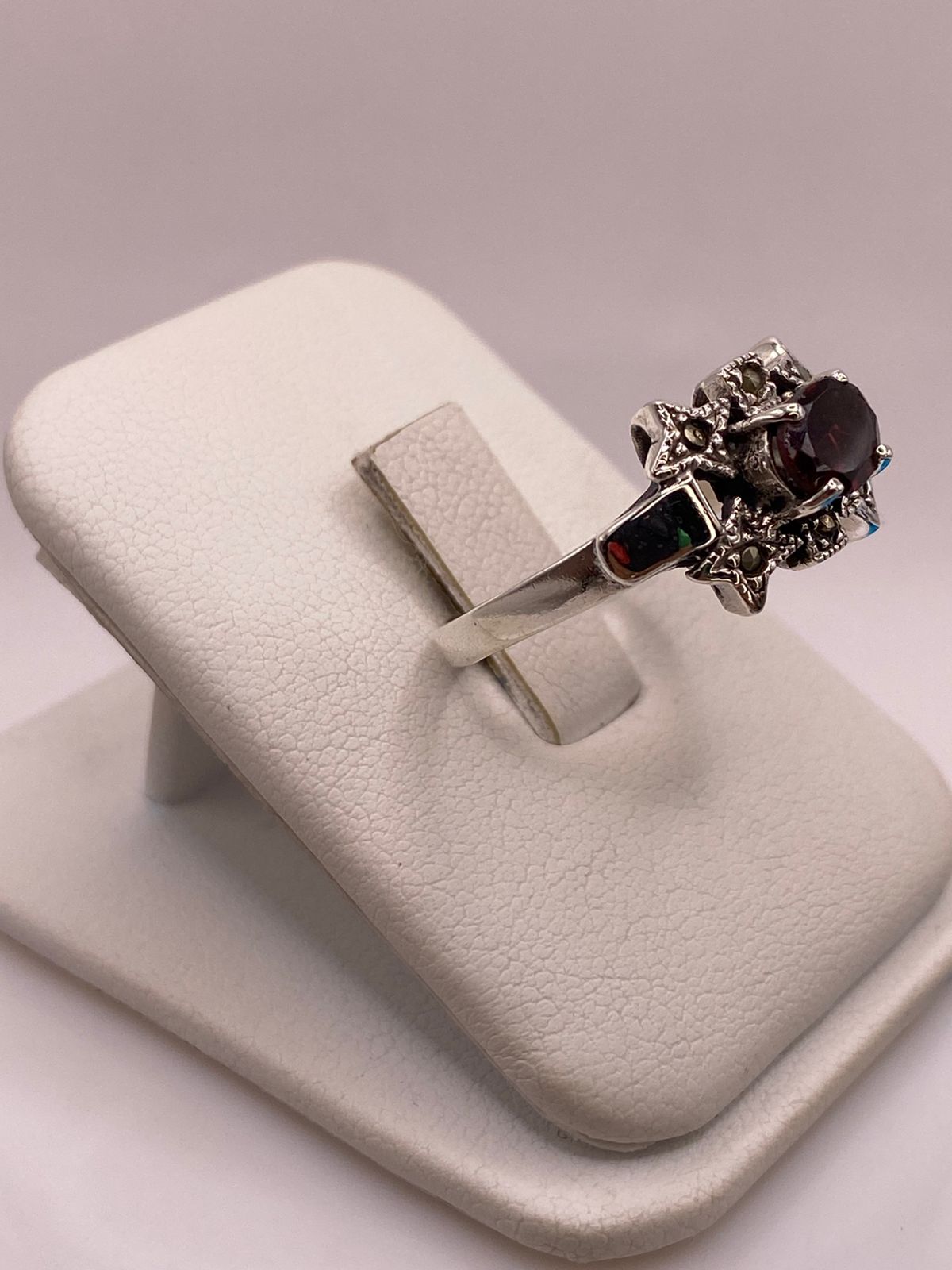 Anillo Vintage con Zirconia Roja y Marquesitas en Plata Ley 925, vista lateral