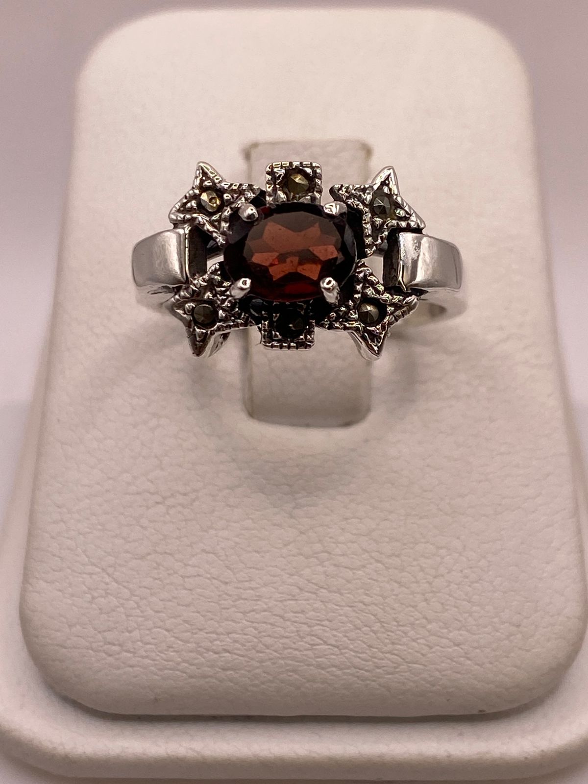 Anillo Vintage con Zirconia Roja y Marquesitas en Plata Ley 925, vista de detalle