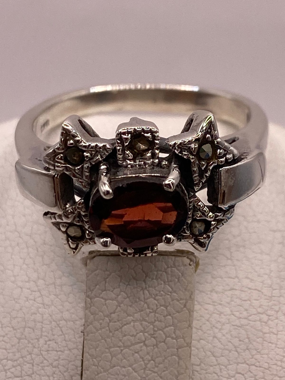 Anillo Vintage con Zirconia Roja y Marquesitas en Plata Ley 925, sello de autenticidad Plata Ley .925