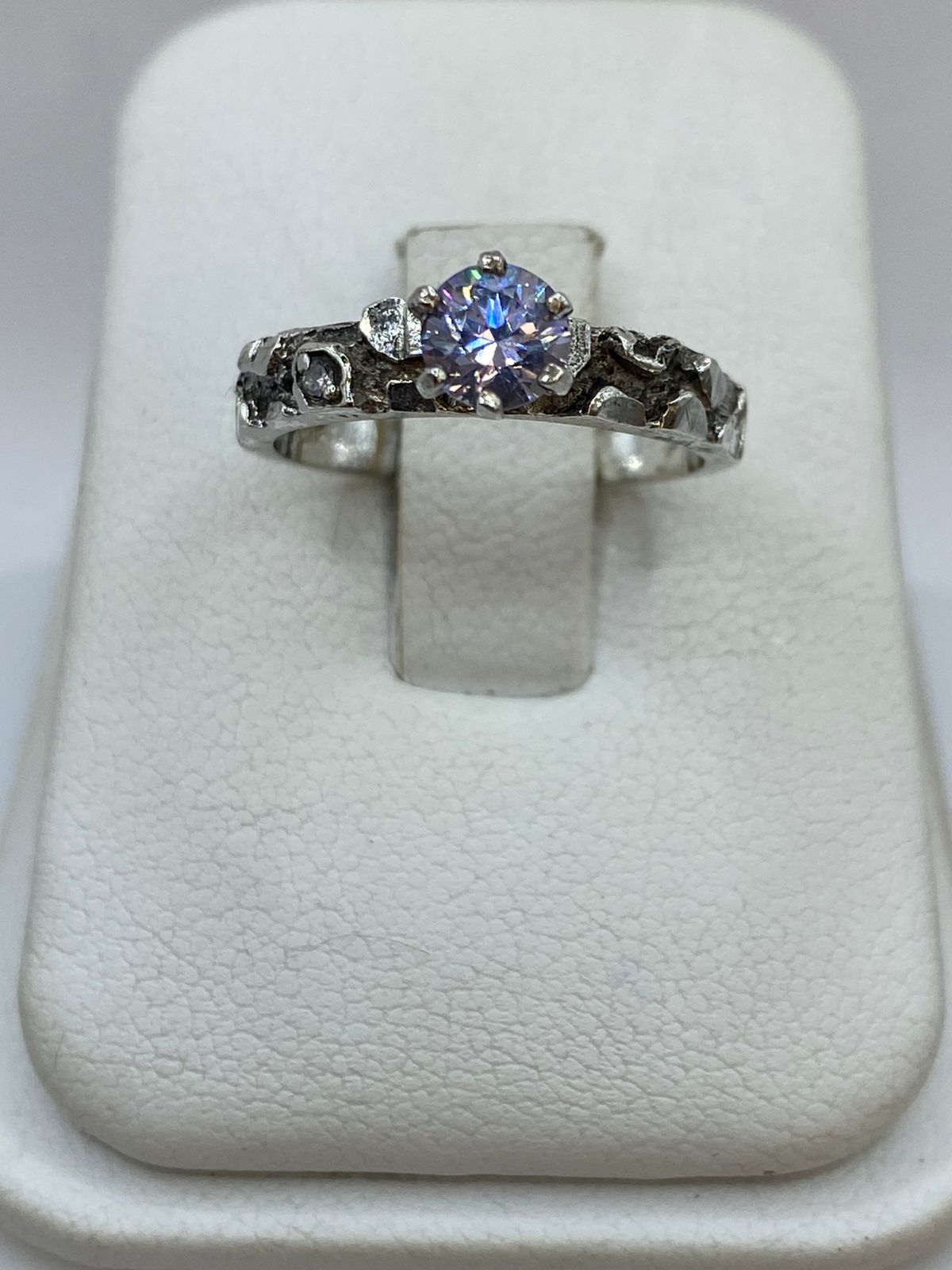 Anillo Vintage con Zirconia Tono Lila en Plata 925, vista frontal