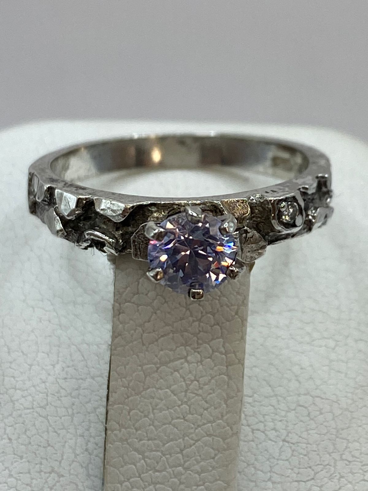 Anillo Vintage con Zirconia Tono Lila en Plata 925, sello de autenticidad Plata Ley .925