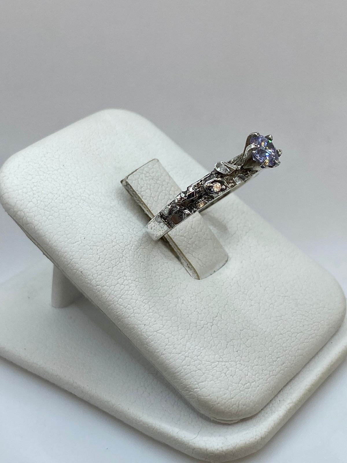 Anillo Vintage con Zirconia Tono Lila en Plata 925, vista de detalle