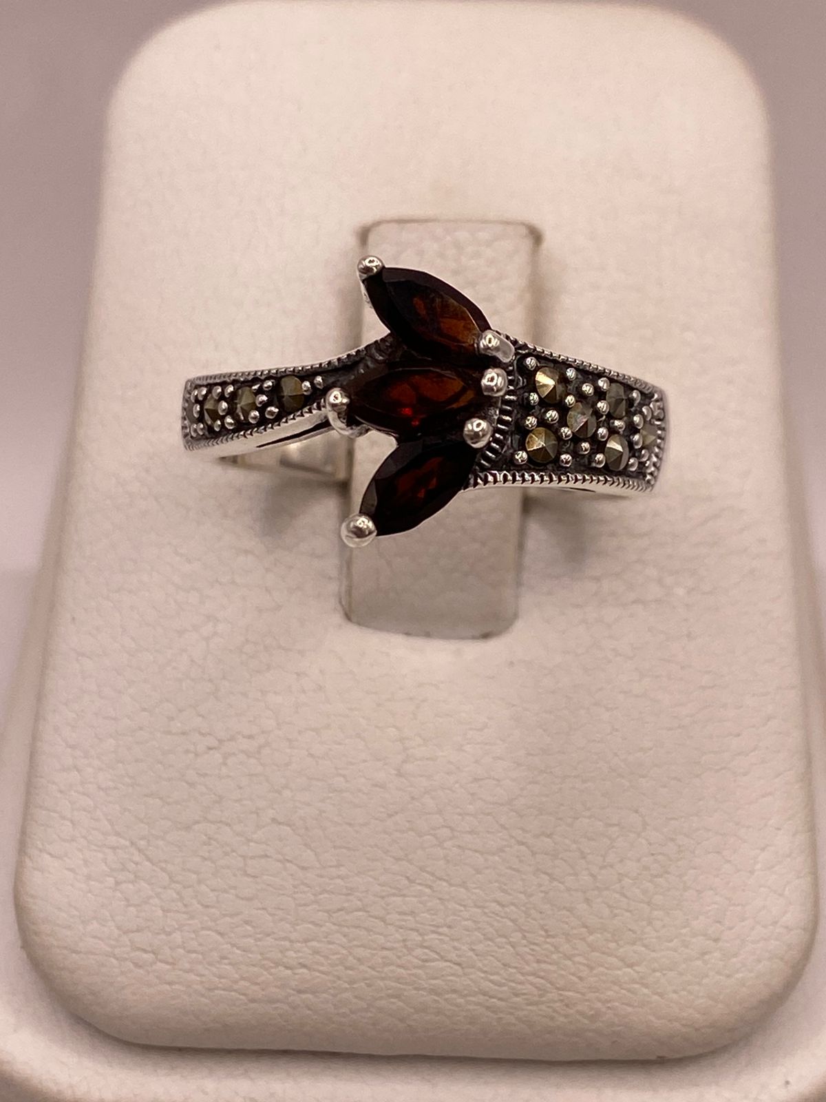 Anillo Vintage con Zirconias Café y Marquesitas en Plata Ley 925, vista frontal