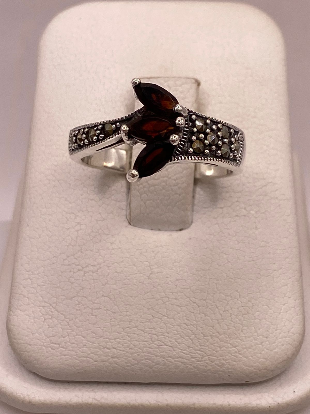 Anillo Vintage con Zirconias Café y Marquesitas en Plata Ley 925, vista de detalle