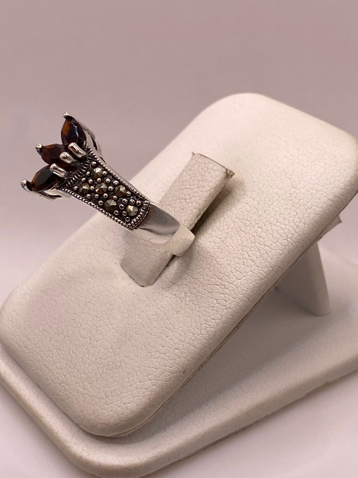 Anillo Vintage con Zirconias Café y Marquesitas en Plata Ley 925, vista lateral