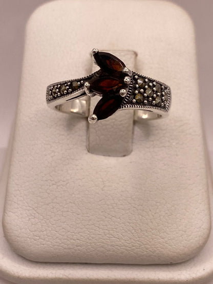Anillo Vintage con Zirconias Café y Marquesitas en Plata Ley 925 — ángulo diagonal
