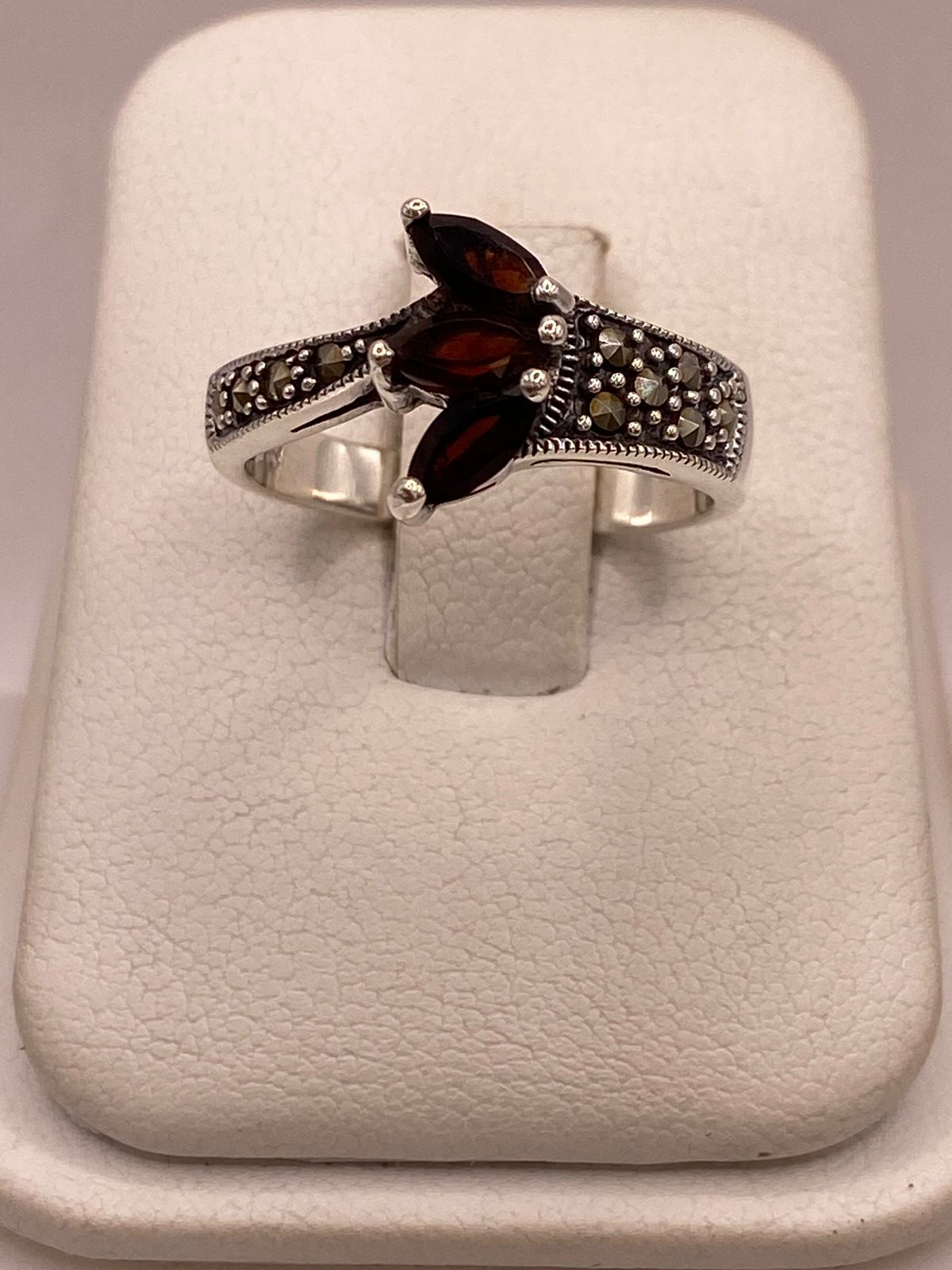 Anillo Vintage con Zirconias Café y Marquesitas en Plata Ley 925, vista de detalle