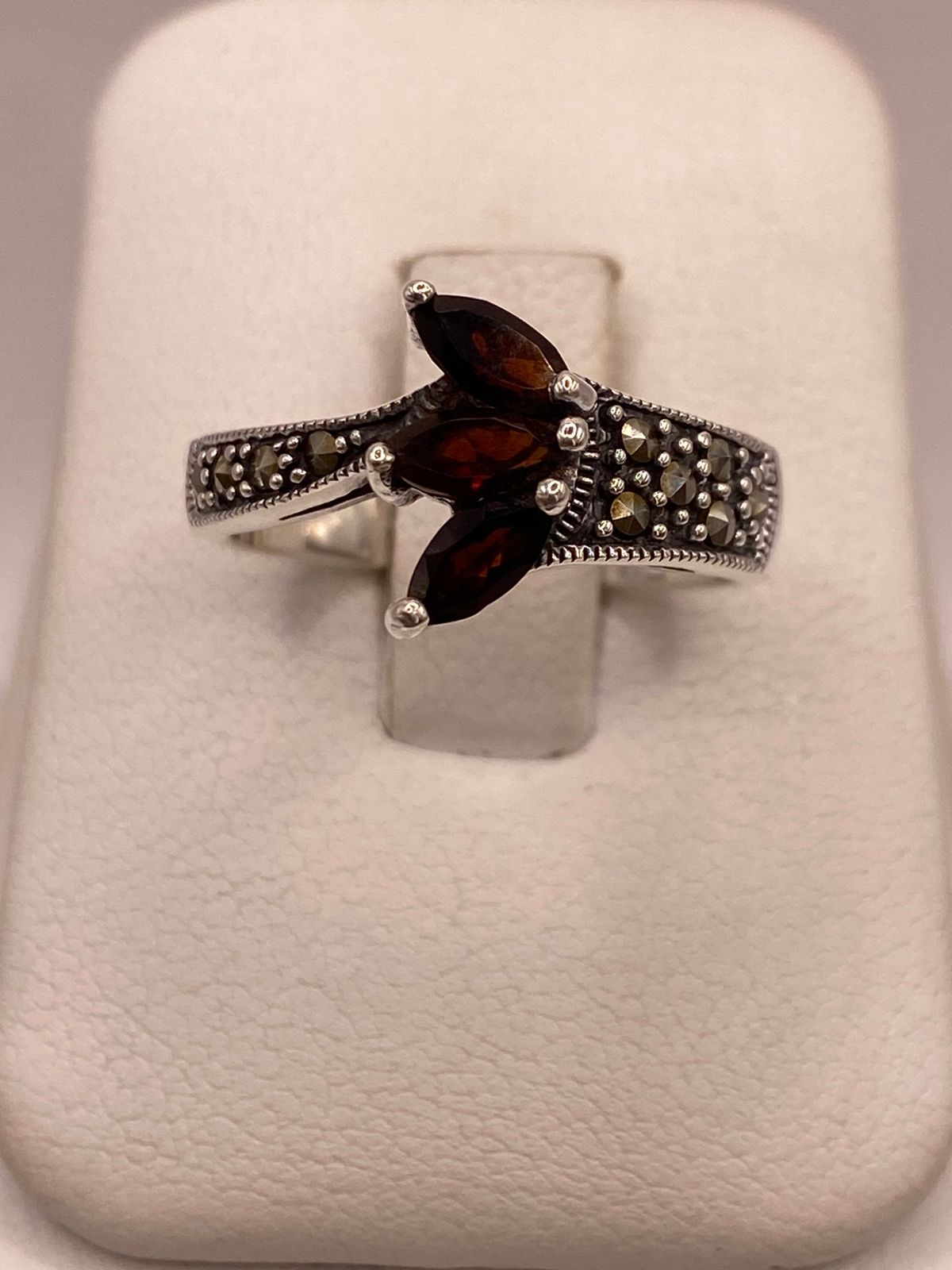 Anillo Vintage con Zirconias Café y Marquesitas en Plata Ley 925, vista frontal