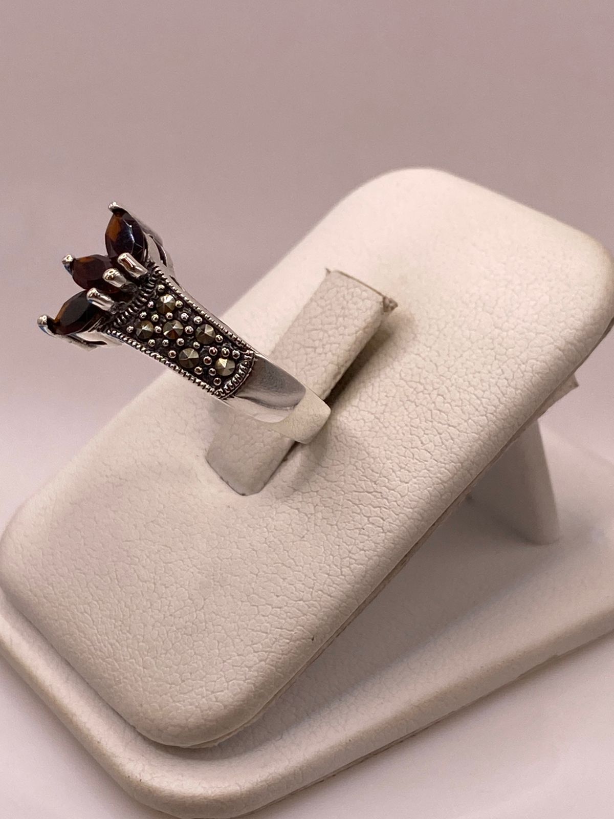 Anillo Vintage con Zirconias Café y Marquesitas en Plata Ley 925, vista lateral
