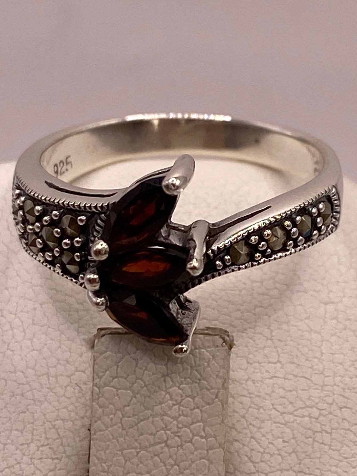 Anillo Vintage con Zirconias Café y Marquesitas en Plata Ley 925, sello de autenticidad Plata Ley .925