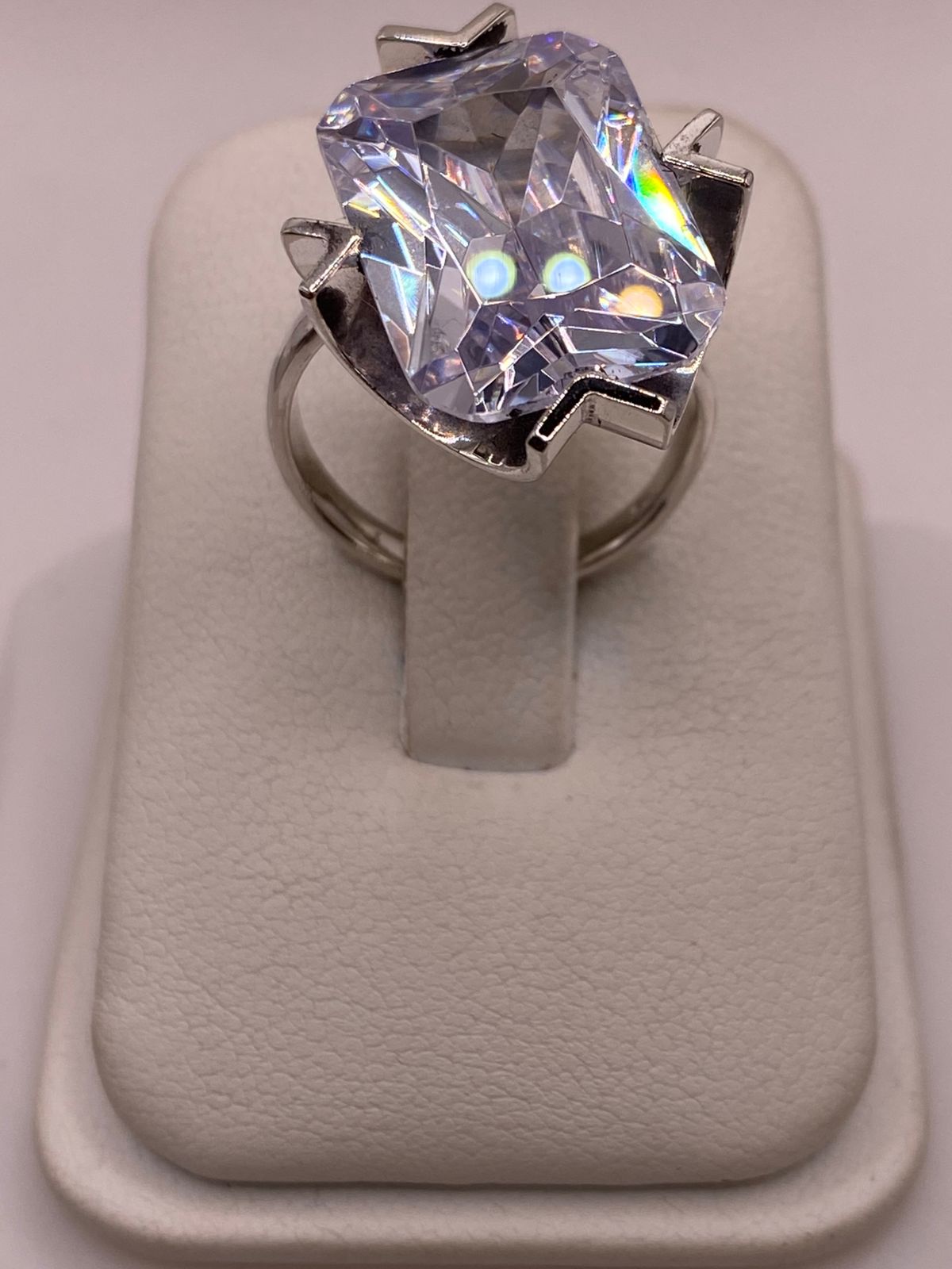 Anillo con Zirconia Facetada en Plata Ley .925 en báscula mostrando peso