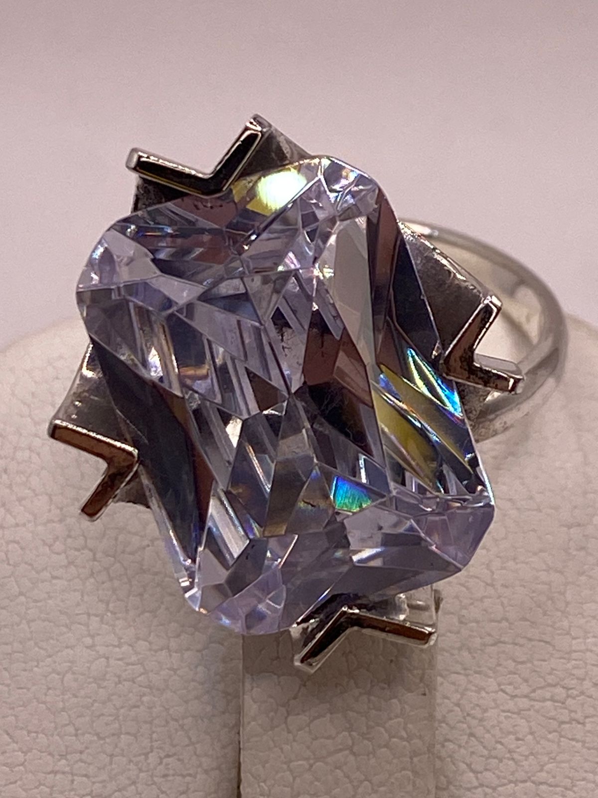 Anillo con Zirconia Facetada en Plata Ley .925, sello de autenticidad Plata Ley .925