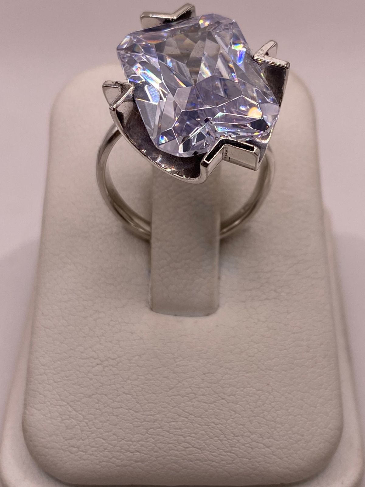 Anillo con Zirconia Facetada en Plata Ley .925, vista de detalle