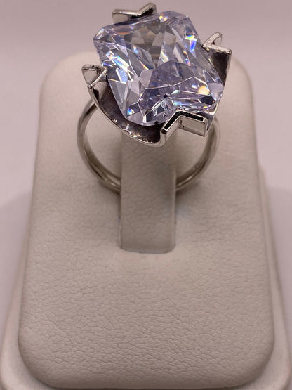 Anillo con Zirconia Facetada en Plata Ley .925, vista de detalle