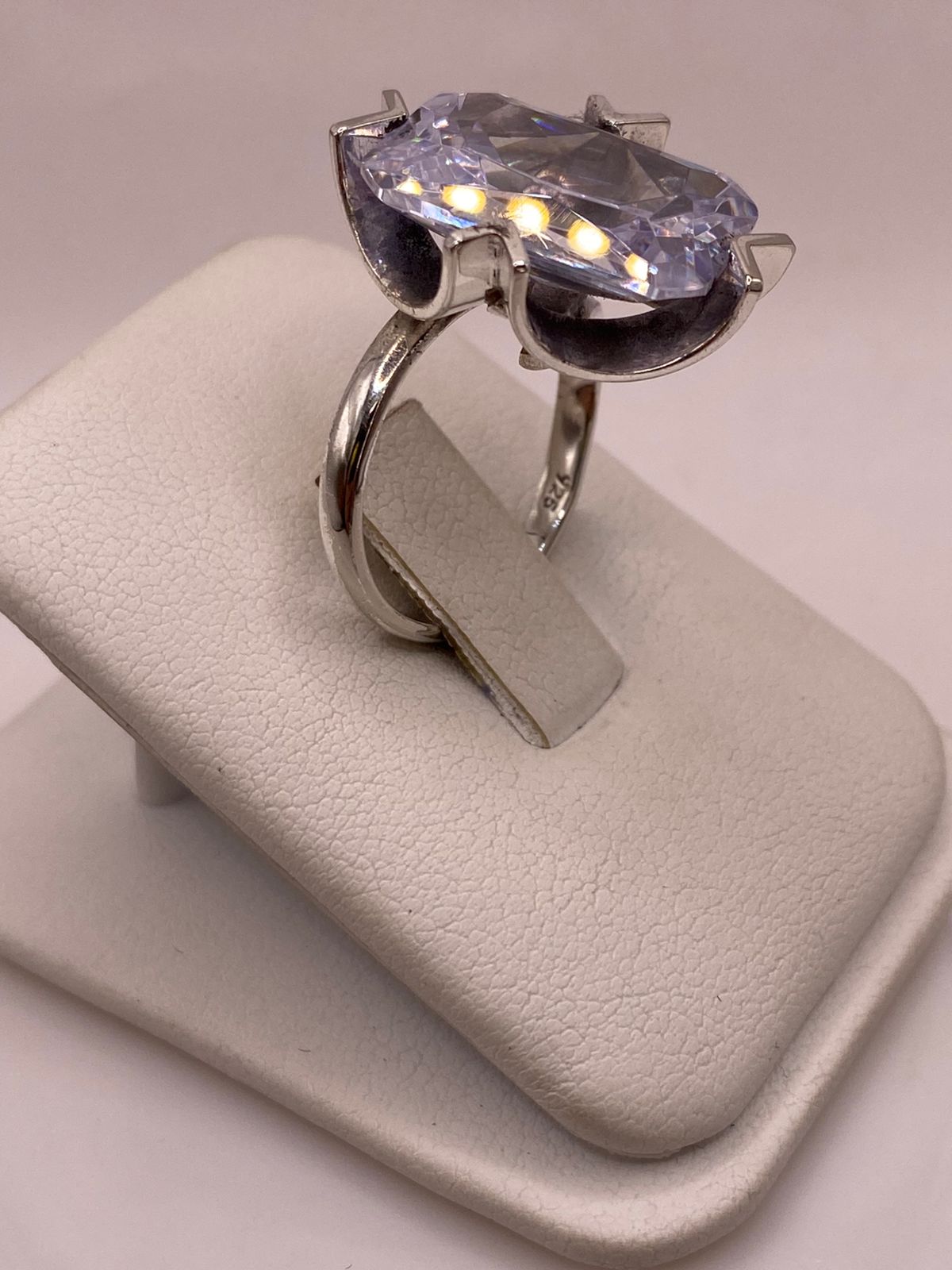 Anillo con Zirconia Facetada en Plata Ley .925, vista lateral