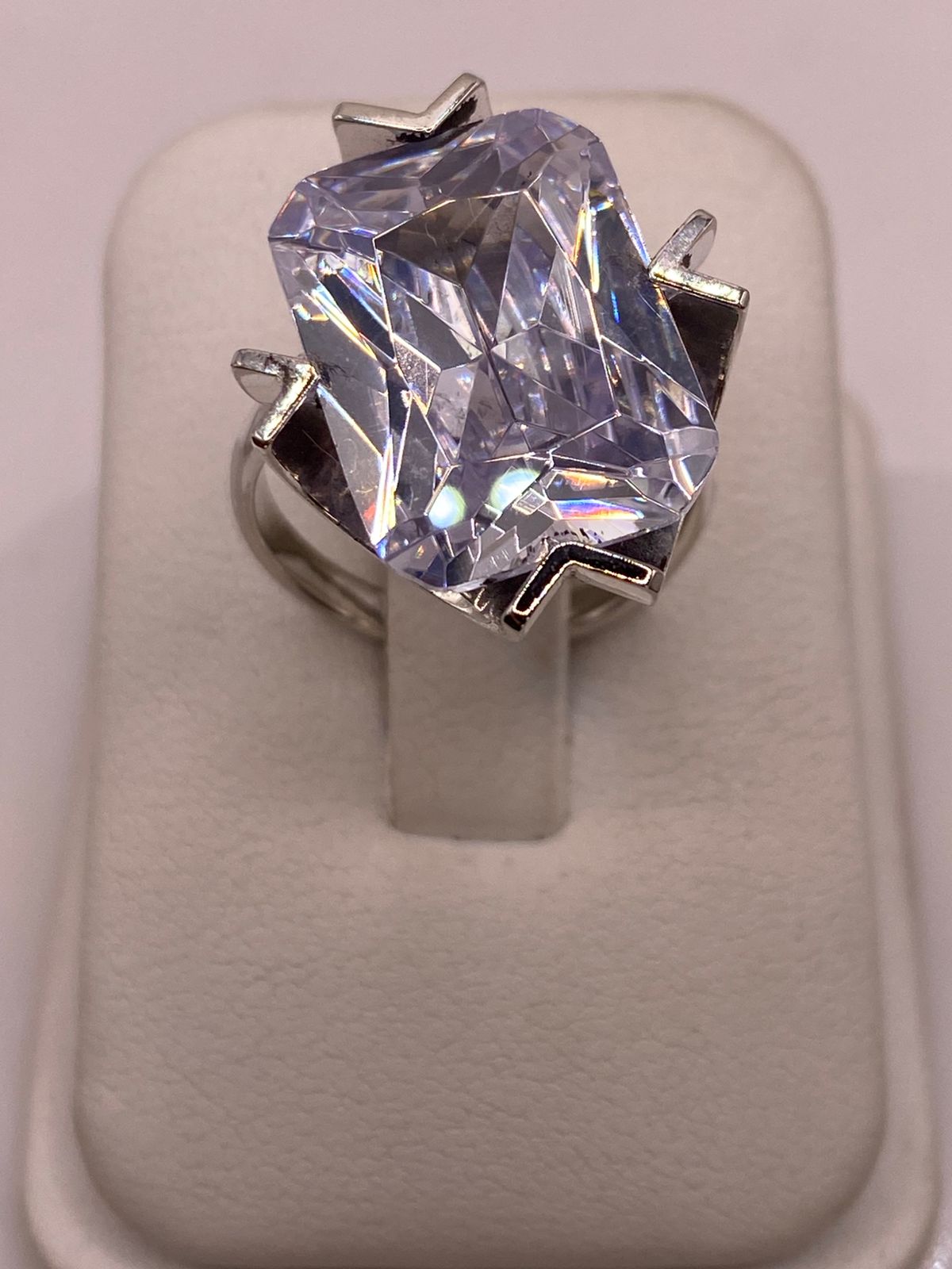 Anillo con Zirconia Facetada en Plata Ley .925, vista frontal