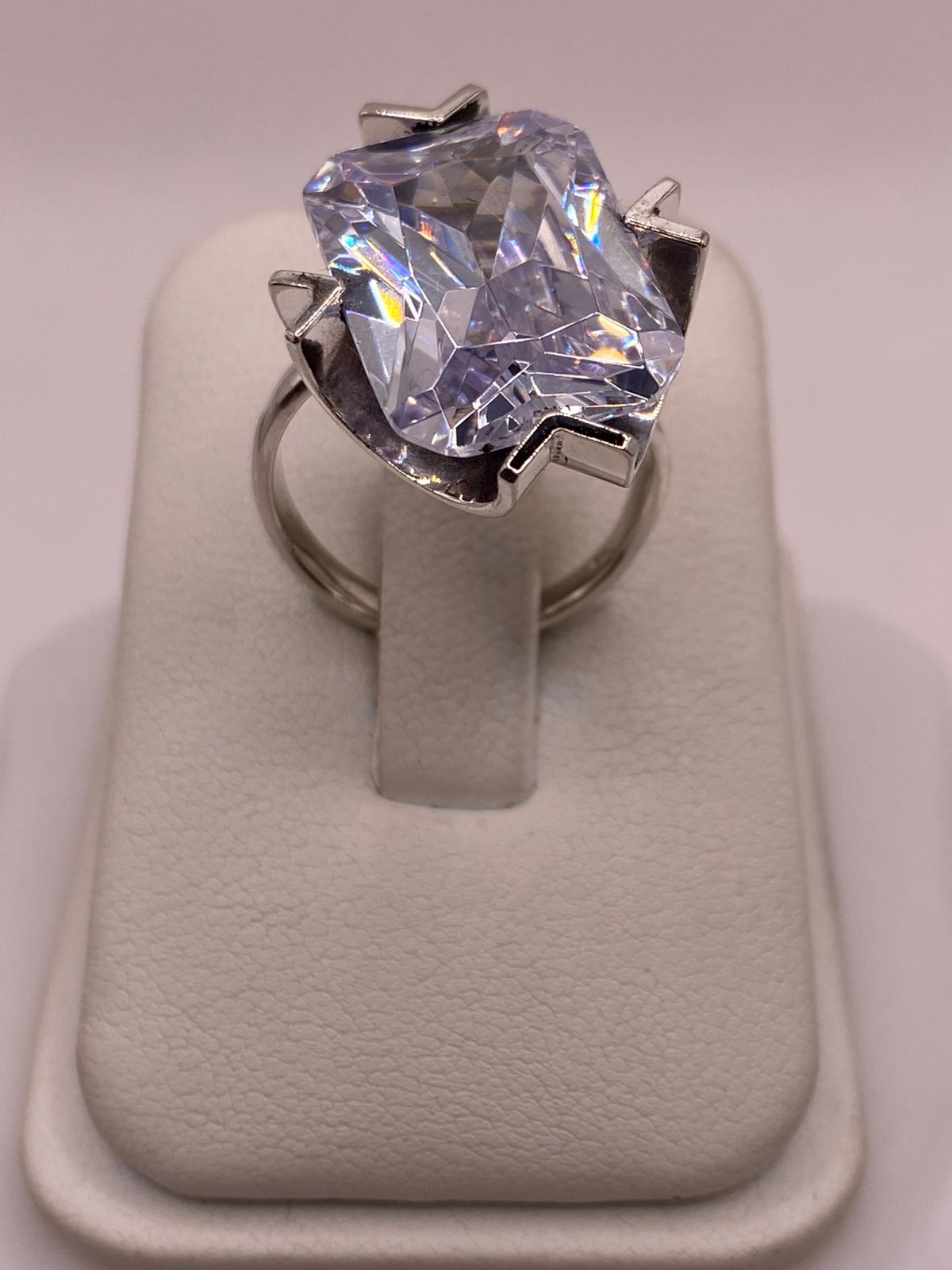 Anillo con Zirconia Facetada en Plata Ley .925, vista superior
