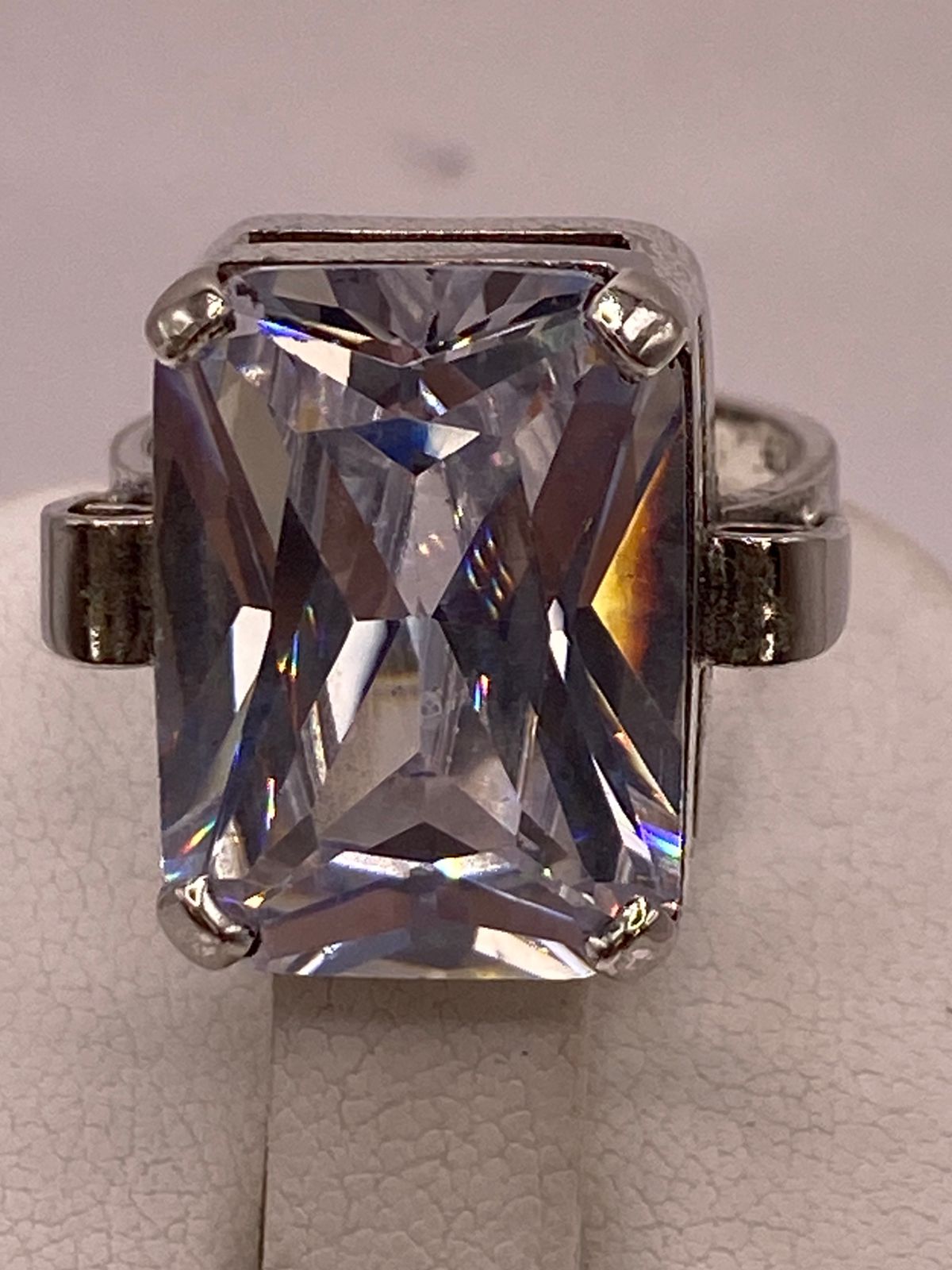Anillo con Zirconia Facetada en Plata Ley .925, sello de autenticidad Plata Ley .925