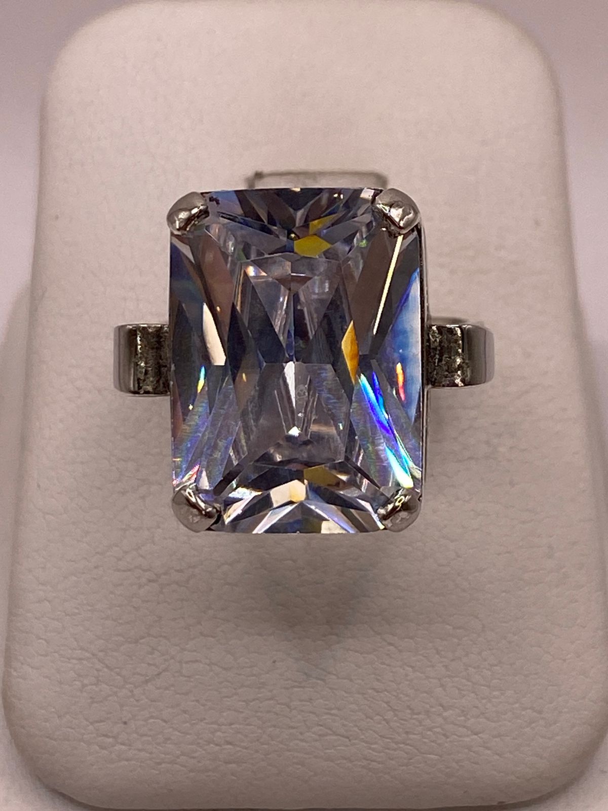 Anillo con Zirconia Facetada en Plata Ley .925 — ángulo diagonal
