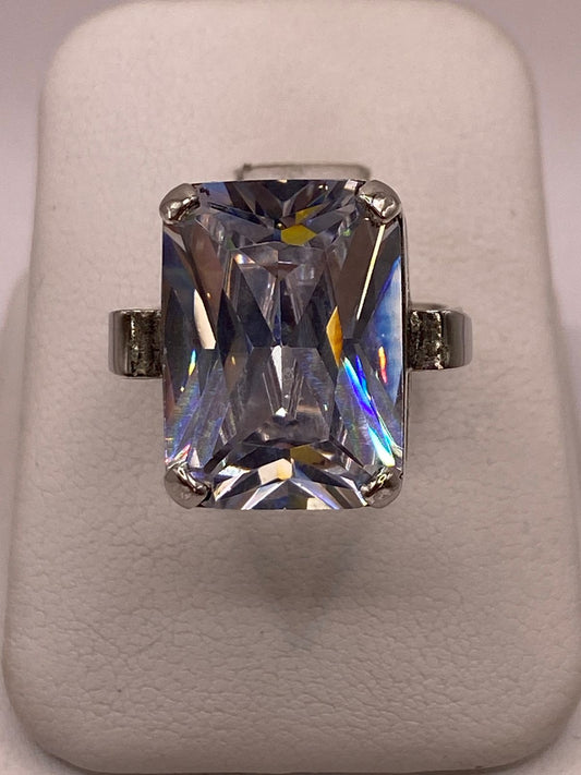 Anillo con Zirconia Facetada en Plata Ley .925 — ángulo diagonal