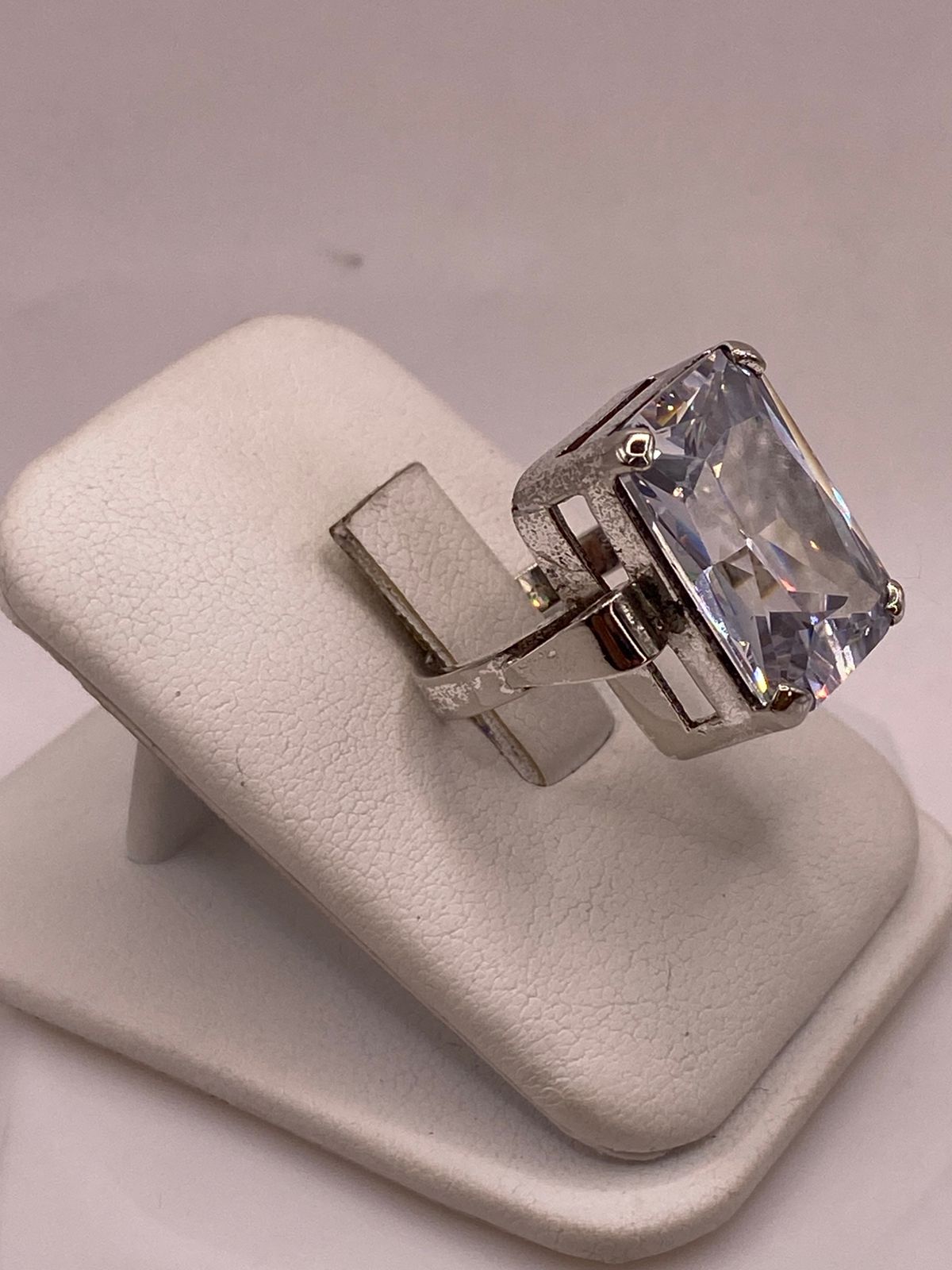 Anillo con Zirconia Facetada en Plata Ley .925, vista lateral
