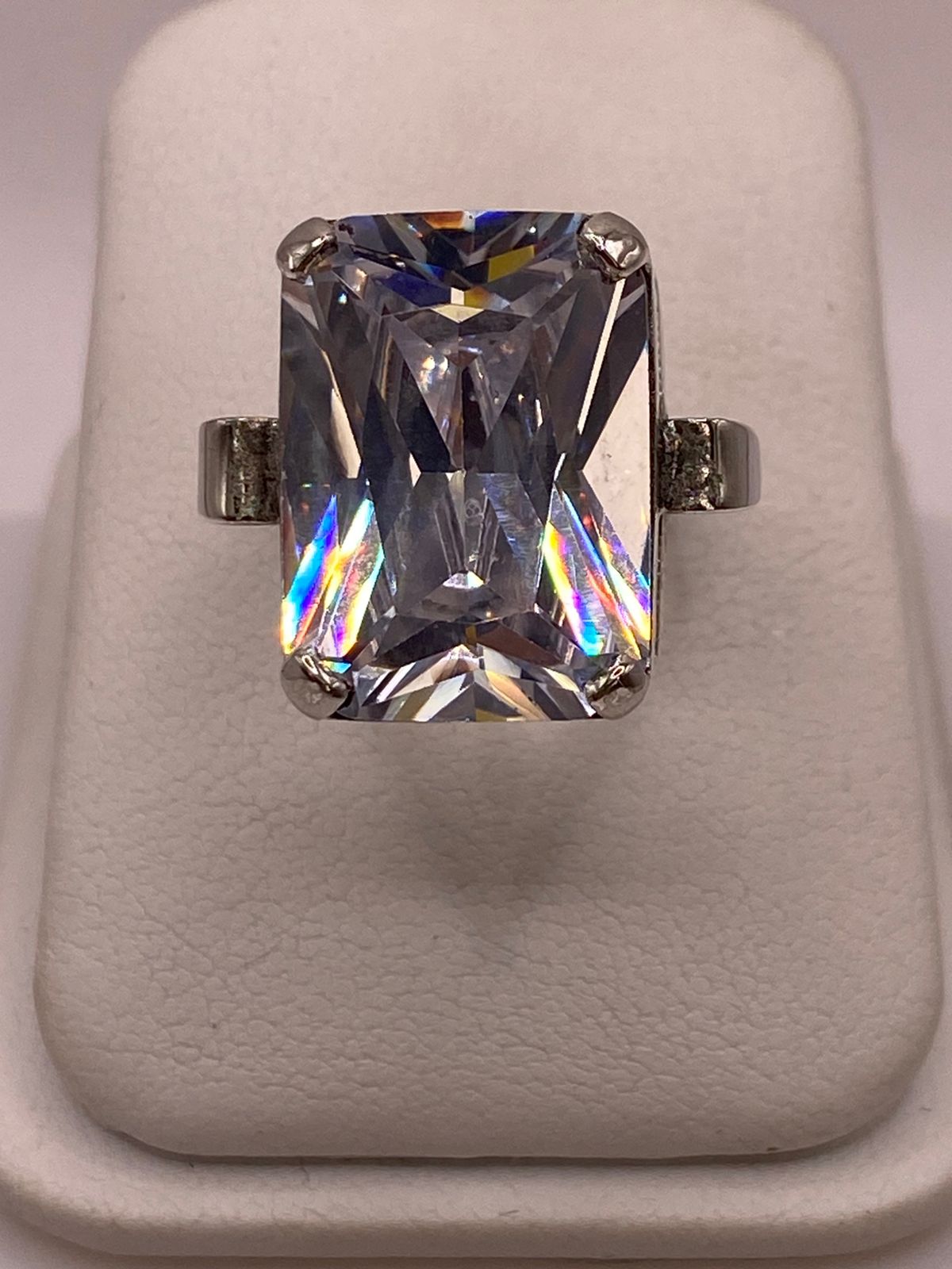 Anillo con Zirconia Facetada en Plata Ley .925, vista frontal